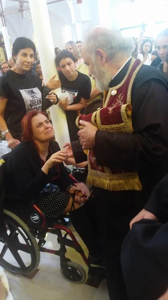 Τώρα: Γυναίκα σηκώνεται με θαυμαστό τρόπο από αναπηρικό αμαξίδιο - Ουρές χιλιομέτρων για τον θαυματουργό Τίμιο Σταυρό