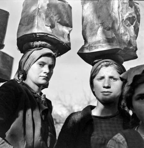 γυναίκες κουβαλούν πέτρες- φωτογράφος κατοχής