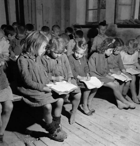 παιδιά στο σχολειο 1946 - φωτογράφος κατοχής