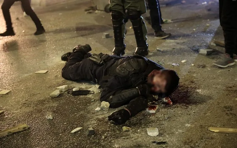Σοβαρά επεισόδια στη Νέα Σμύρνη: Τραυματίας αστυνομικός (video)