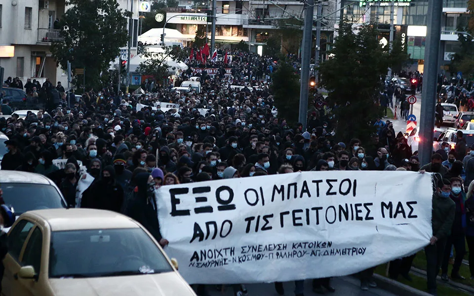 sovara-epeisodia-sti-nea-smyrni-traymatias-astynomikos-video2
