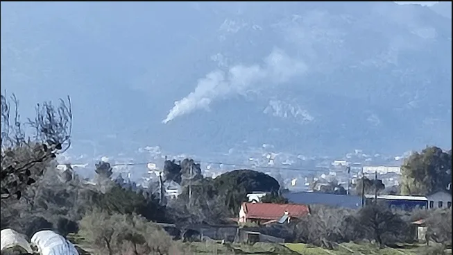 Πυρκαγιά σε χαμηλή βλάστηση στους πρόποδες της Πάρνηθας - Άμεση η επέμβαση της Πυροσβεστικής