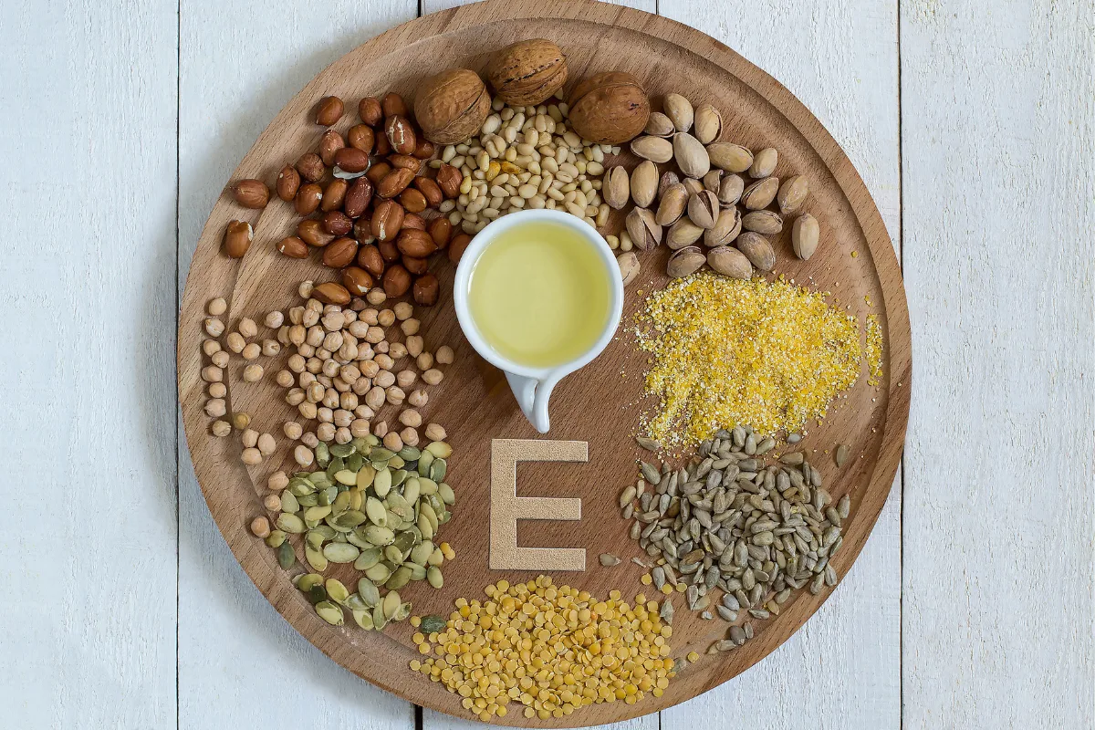σπόροι & ξηροί καρποί με βιταίνη Ε σε στρόγγυλο ξύλινο δίσκο