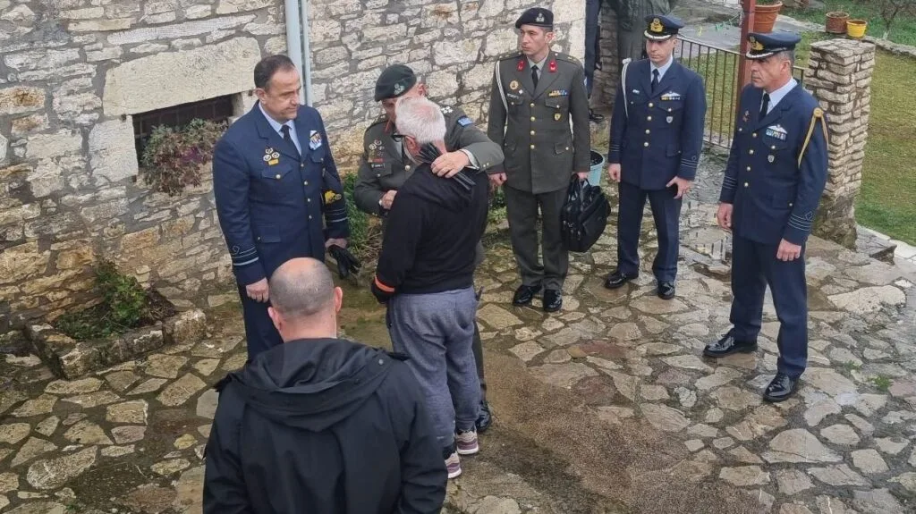 Τρίπολη: Οι αρχηγοί ΓΕΕΘΑ και ΓΕΑ στο σπίτι του αδικοχαμένου υποσμηναγού