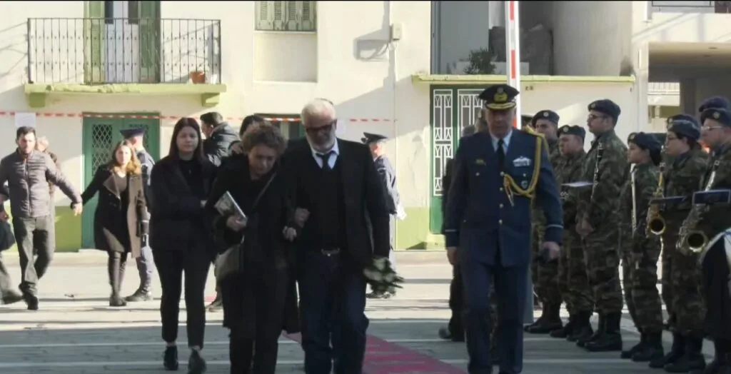 Σε κλίμα βαθιάς οδύνης η κηδεία του υποσμηναγού Τουρούτσικα, παρουσία ΠτΔ και πολιτικής ηγεσίας