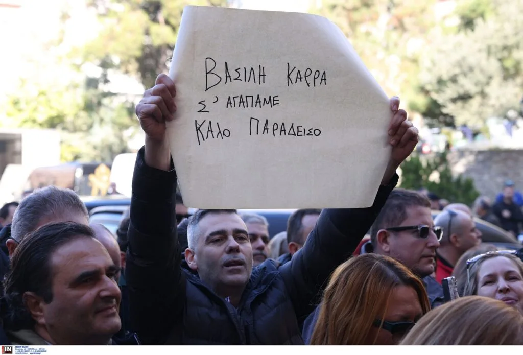 Βασίλης Καρράς: Συγκίνηση στην εξόδιο ακολουθία του αγαπημένου ερμηνευτή – Παράταση για το λαϊκό προσκύνημα
