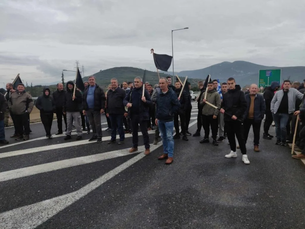 Παράσταση διαμαρτυρίας από τους αγρότες της Νεμέας