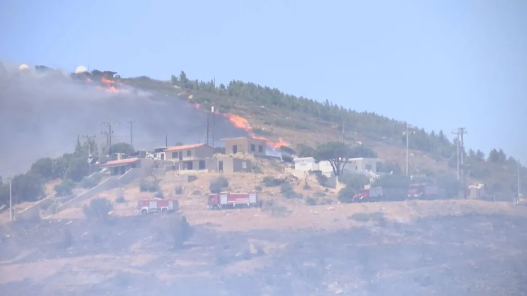 Πυρκαγιά στην Πλάκα Κερατέας: Καταστροφές σε σπίτια – Ενίσχυση των δυνάμεων πυρόσβεσης