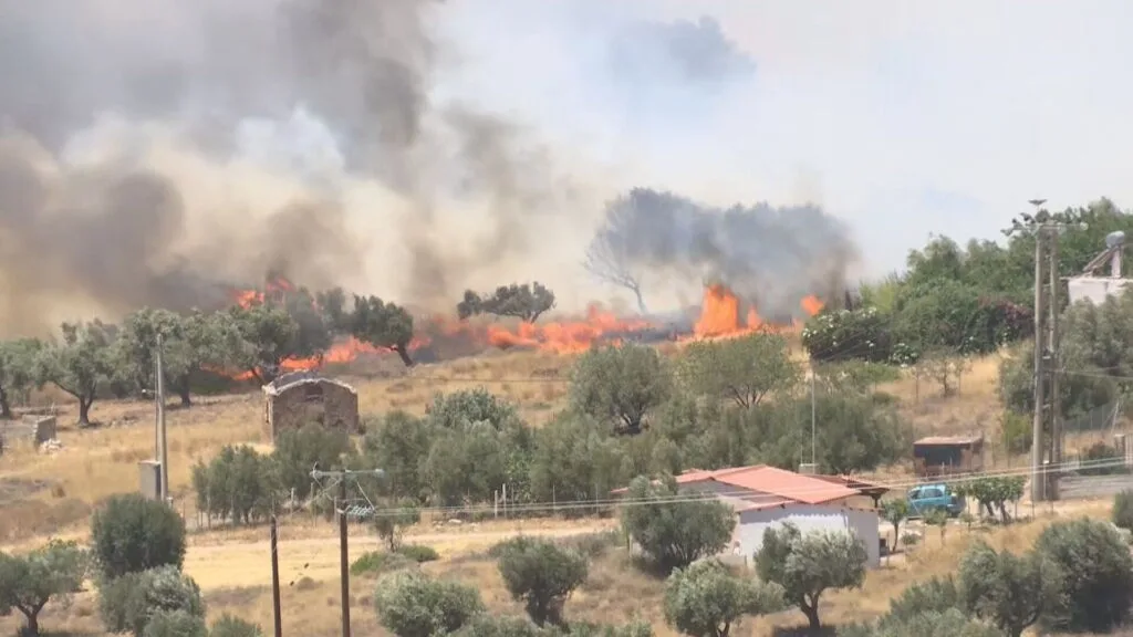 Πυρκαγιά στην Πλάκα Κερατέας: Καταστροφές σε σπίτια – Ενίσχυση των δυνάμεων πυρόσβεσης