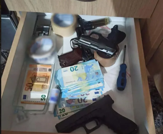 Τα ευρήματα της ΕΛ.ΑΣ. για την εγκληματική οργάνωση που διέπραττε εκβιασμούς – Έχουν εξιχνιασθεί 78 υποθέσεις