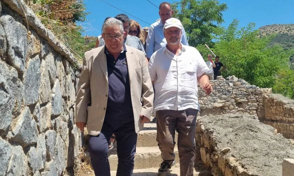 Στην Αρκαδία ο Δ. Κουτσούμπας – Επισκέφθηκε εργαστήριο παραδοσιακής αρχιτεκτονικής