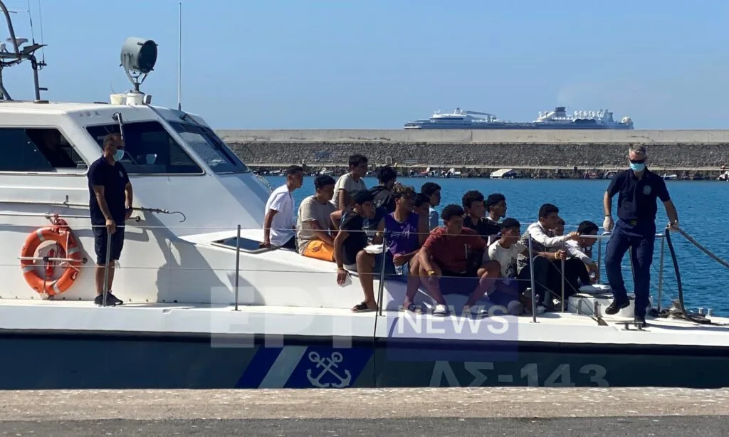 Καλαμάτα: Σύλληψη 3 Ιρανών ως διακινητών των διασωθέντων προσφύγων και μεταναστών ανοιχτά της Πύλου
