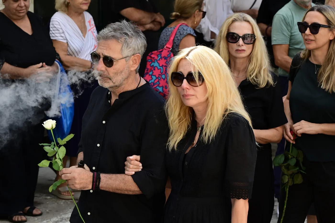 Τελευταίο αντίο στον ηθοποιό Ντίνο Καρύδη: Συγκίνηση και οδύνη στο κοιμητήριο Ζωγράφου