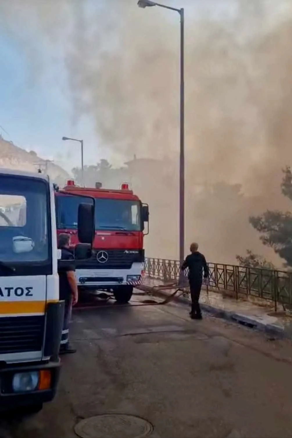 Πυρκαγιά σε χαμηλή βλάστηση στη συμβολή των οδών Τήνου και Παπανδρέου στο Πέραμα