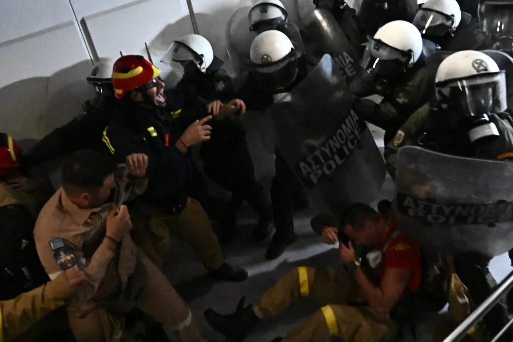 Συγκέντρωση το πρωί της Παρασκευής εποχικών πυροσβεστών στη Βουλή