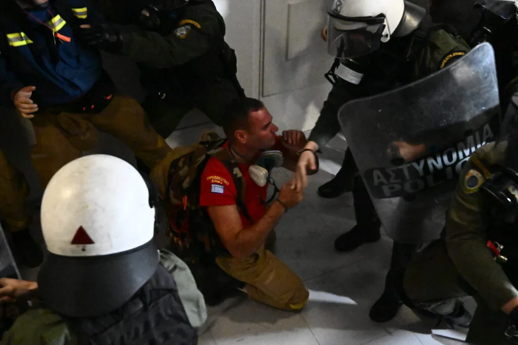 Συγκέντρωση το πρωί της Παρασκευής εποχικών πυροσβεστών στη Βουλή