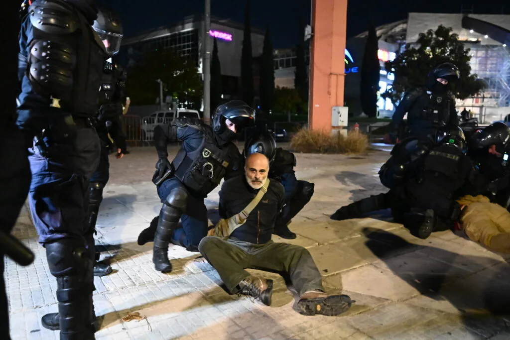 Συγκέντρωση το πρωί της Παρασκευής εποχικών πυροσβεστών στη Βουλή