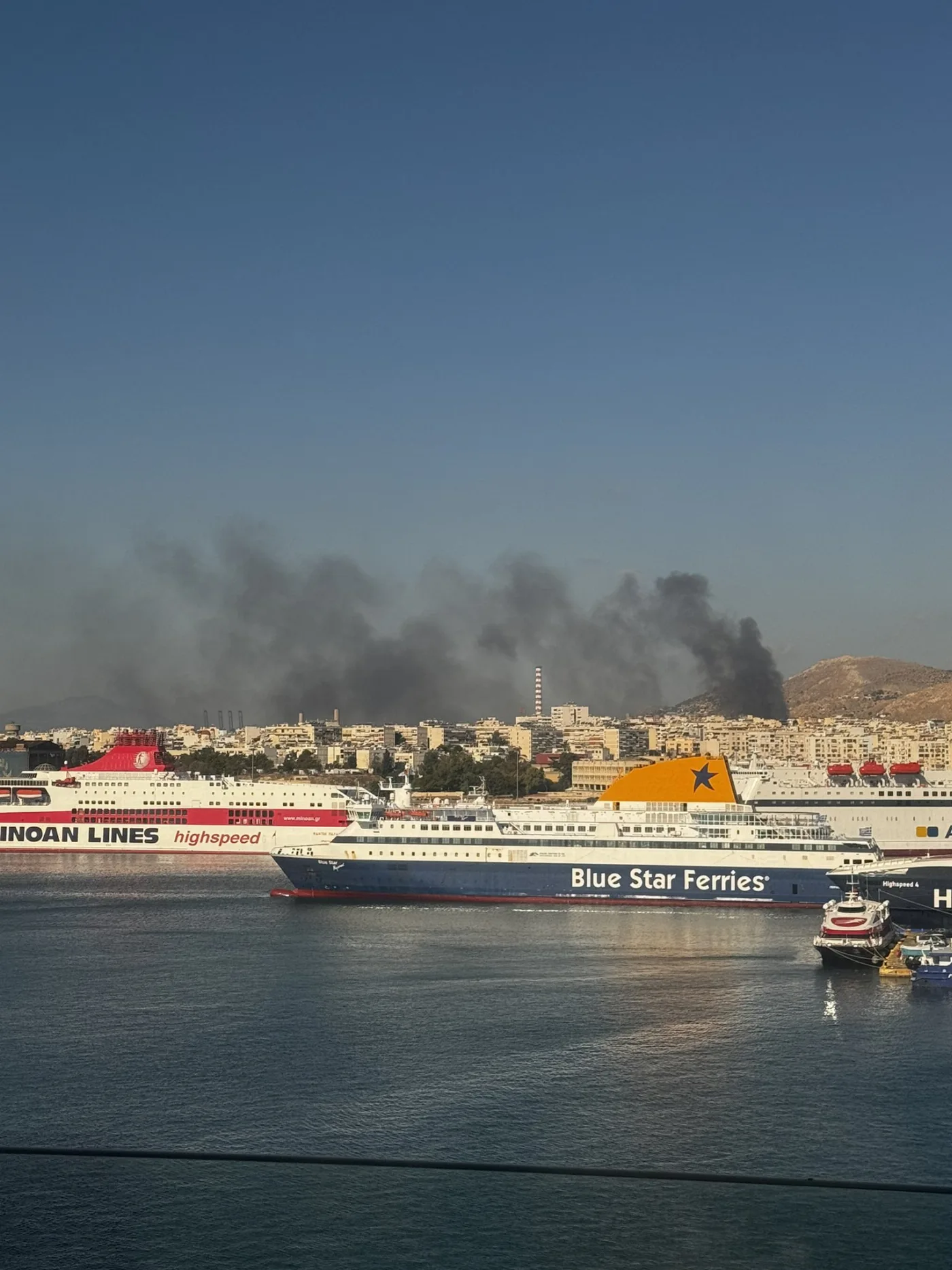 Πυρκαγιά σε χαμηλή βλάστηση στη συμβολή των οδών Τήνου και Παπανδρέου στο Πέραμα