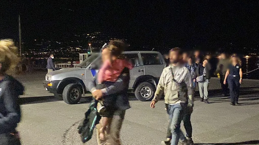 Καλαμάτα: Τέσσερις συλλήψεις για παράνομη διακίνηση 77 αλλοδαπών – Είχαν πληρώσει 8.500  έκαστος για τη μεταφορά τους από την Τουρκία