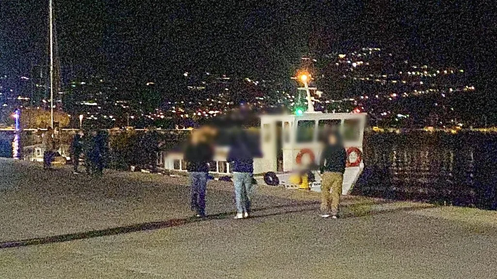 Καλαμάτα: Τέσσερις συλλήψεις για παράνομη διακίνηση 77 αλλοδαπών – Είχαν πληρώσει 8.500  έκαστος για τη μεταφορά τους από την Τουρκία