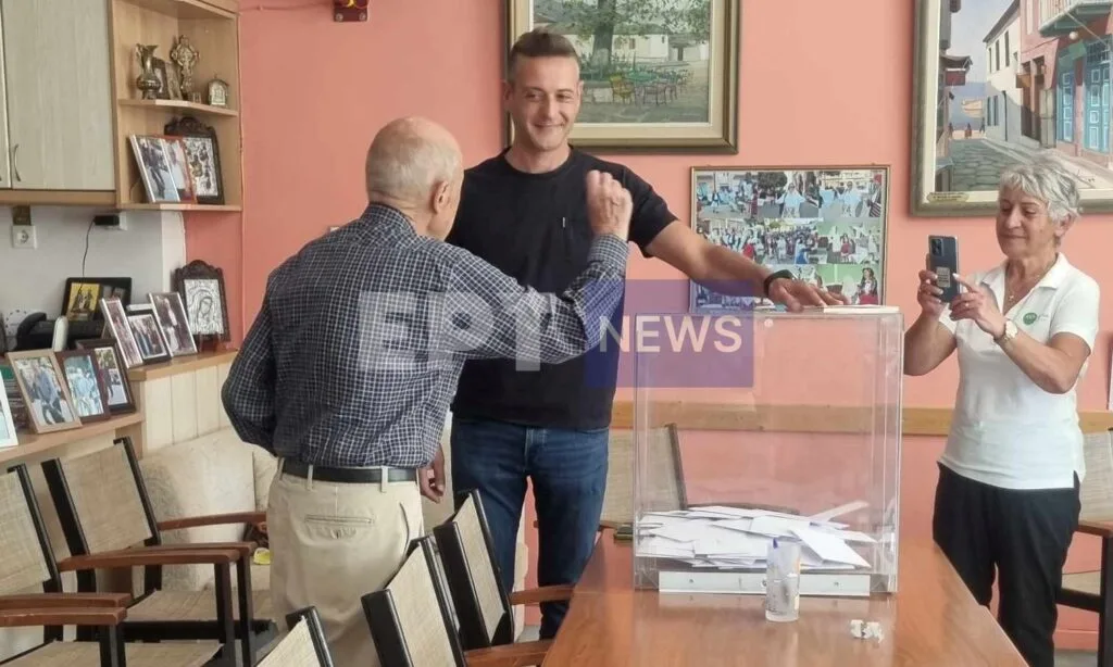 Στους Αγ. Θεοδώρους ψήφισε για την ανάδειξη προέδρου του ΠΑΣΟΚ, ο πρώην πρωθυπουργός Κ. Σημίτης