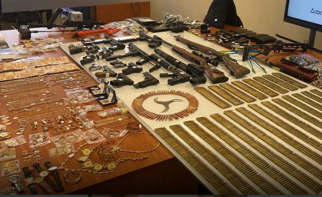 Δυτική Αττική: Κατασχέθηκε μεγάλος αριθμός όπλων και εκρηκτικών υλών – Πέντε συλλήψεις