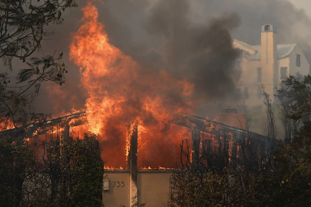 Σε πύρινο κλοιό το Λος Άντζελες: Τουλάχιστον πέντε νεκροί και δεκάδες τραυματίες – Νέα πυρκαγιά στο Χόλιγουντ