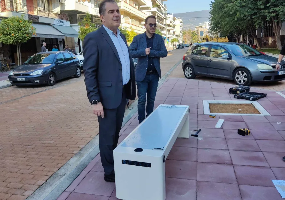 Καλαμάτα: Τοποθετήθηκαν τα τέσσερα πρώτα «έξυπνα» παγκάκια σε κοινόχρηστους χώρους