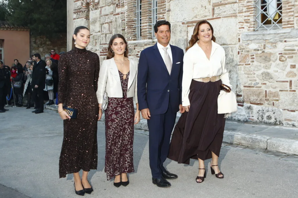 Γάμος Νικόλαου Ντε Γκρες – Χρυσής Βαρδινογιάννη: Φωτογραφίες από την τελετή στον Ιερό Ναό Αγίου Νικολάου Ραγκαβά