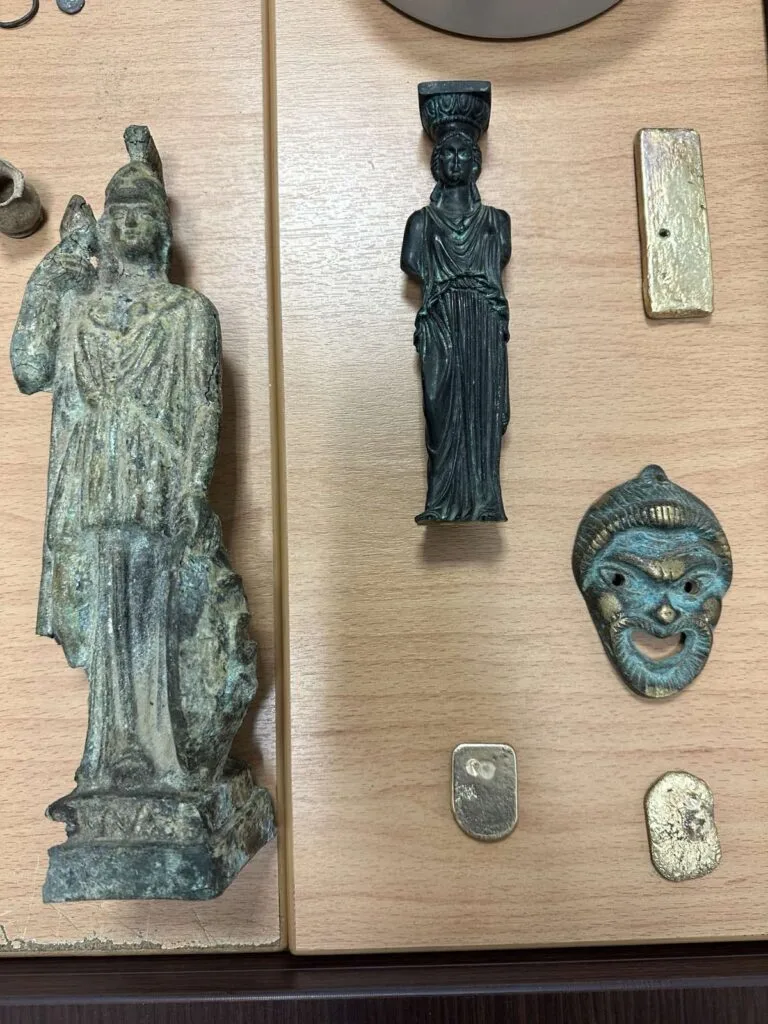 Εξαρθρώθηκαν δύο εγκληματικές οργανώσεις αρχαιοκαπηλείας με διεθνική δράση – Συνελήφθησαν 39 άτομα, κατασχέθηκαν 1.800 αρχαία αντικείμενα