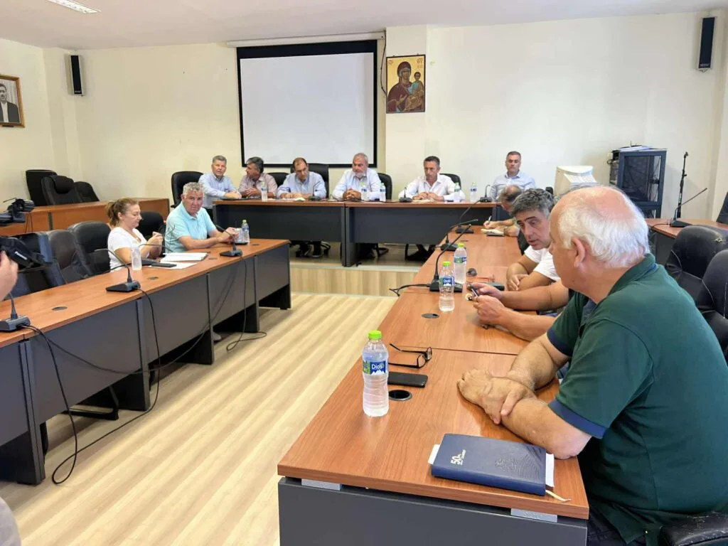 Άμεσα η καταγραφή ζημιών και οι αποζημιώσεις για τη φωτιά στα χωριά του Αετού – Στην Κυπαρισσία ο υφυπουργός Πολιτικής Προστασίας Κ. Κατσαφάδος