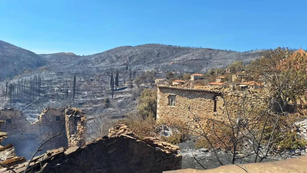 Άμεσα η καταγραφή ζημιών και οι αποζημιώσεις για τη φωτιά στα χωριά του Αετού – Στην Κυπαρισσία ο υφυπουργός Πολιτικής Προστασίας Κ. Κατσαφάδος