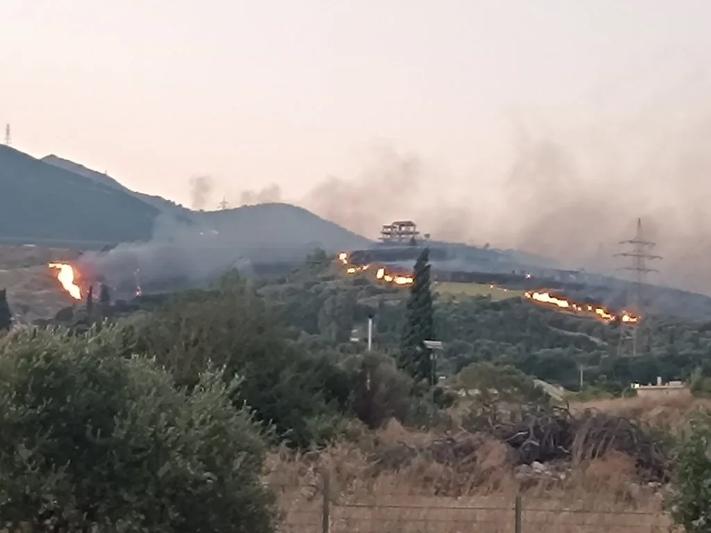 Εφιαλτικές στιγμές από τις μεγάλες πυρκαγιές σε Δυτική Αχαΐα και Συχαινά: Εκκενώνονται τα Μποζαΐτικα, γεμάτη καπνούς η Πάτρα, μυρίζει καμένο σε όλη την πόλη (ΦΩΤΟ)