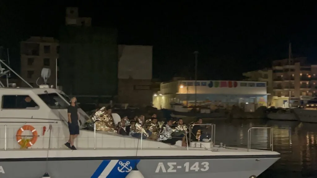 Καλαμάτα: Έφτασαν στο λιμάνι της Καλαμάτας οι 39 μετανάστες που διασώθηκαν στο μεσσηνιακό κόλπο