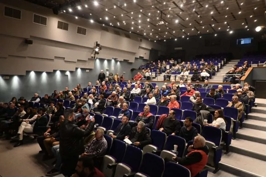 tir1 • Αγρότες Λάρισας: «Αν χρειαστεί, θα κόψουμε την Ελλάδα στα δύο» • Θεσσαλική Γη Τα Αγροτικά Νέα της Θεσσαλίας