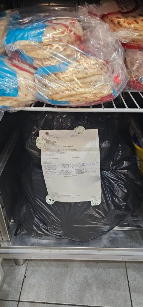 Κατασχέθηκαν 12 τόνοι ακατάλληλων προϊόντων στην Αττική: Χαλασμένα μπιφτέκια, βρόμικους πάγκους και άθλιες συνθήκες υγιεινής εντόπισαν έλεγχοι της Περιφέρειας