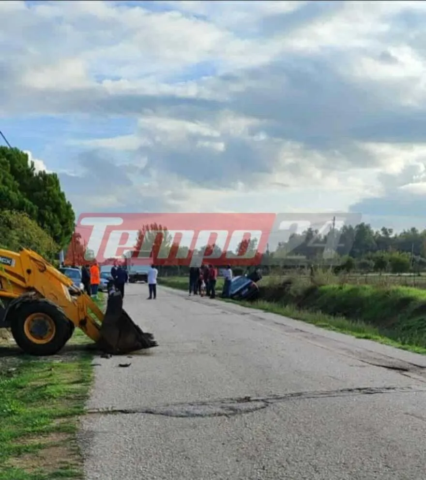 Αχαΐα: Εκσκαφέας παρέσυρε ΙΧ και το πέταξε σε χαντάκι – Επιχείρηση για τον απεγκλωβισμό των επιβατών