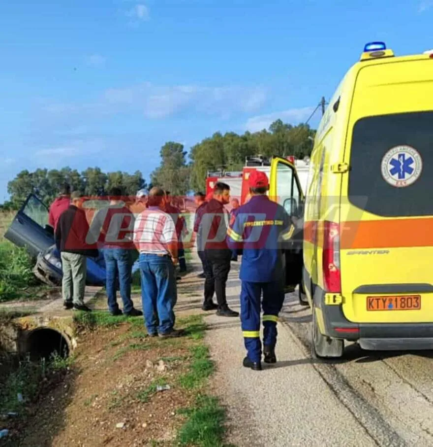 Αχαΐα: Εκσκαφέας παρέσυρε ΙΧ και το πέταξε σε χαντάκι – Επιχείρηση για τον απεγκλωβισμό των επιβατών