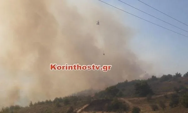 Εντυπωσιακός ελιγμός πιλότου ελικοπτέρου πάνω από τη φωτιά (βιντεο)