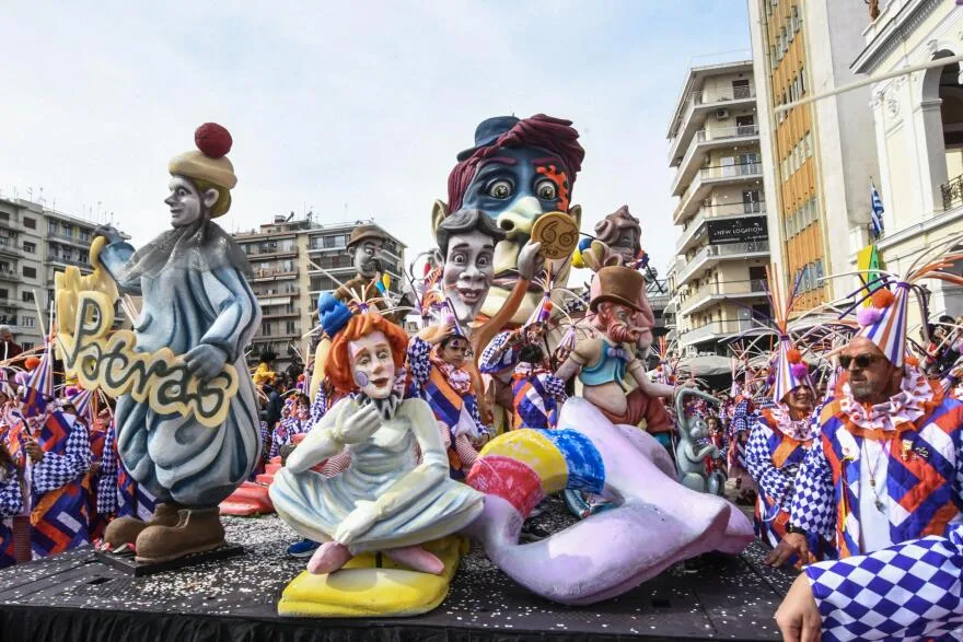 Κάηκε ο Βασιλιάς Καρνάβαλος στην Πάτρα - Βίντεο και φωτογραφίες από τη μεγάλη παρέλαση