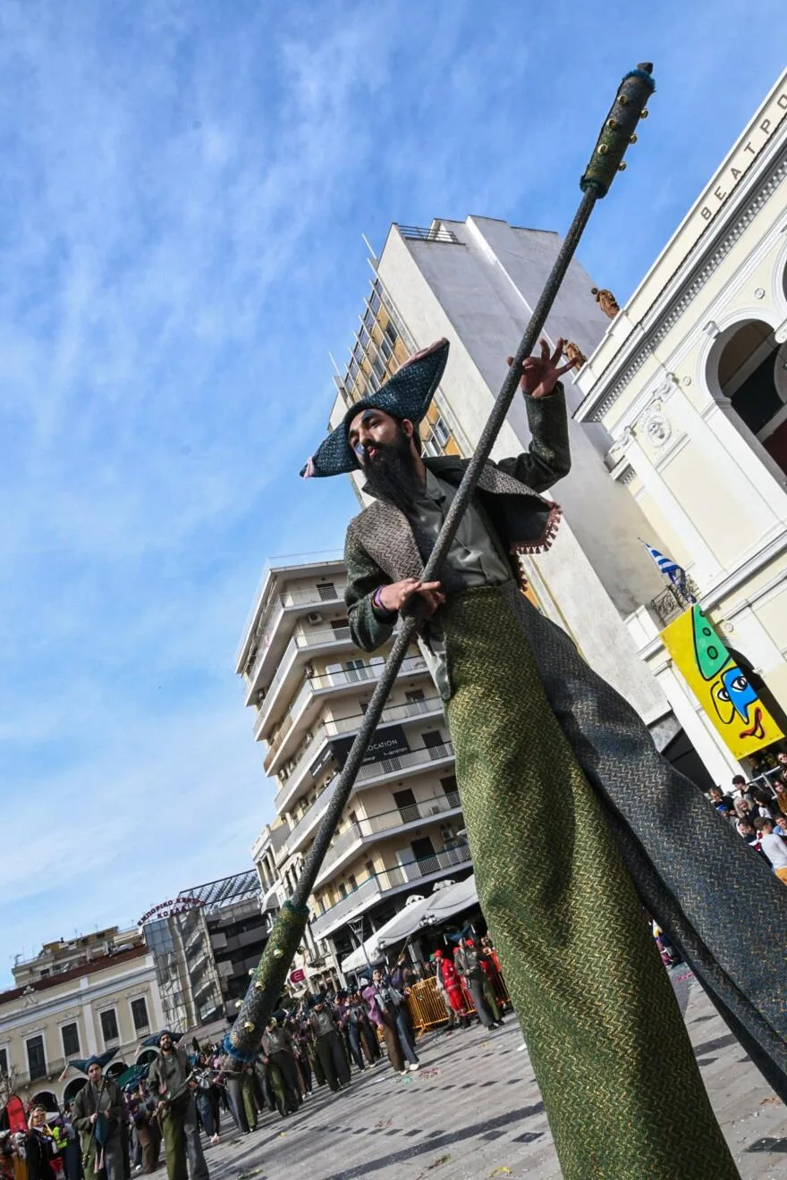 Κάηκε ο Βασιλιάς Καρνάβαλος στην Πάτρα - Βίντεο και φωτογραφίες από τη μεγάλη παρέλαση