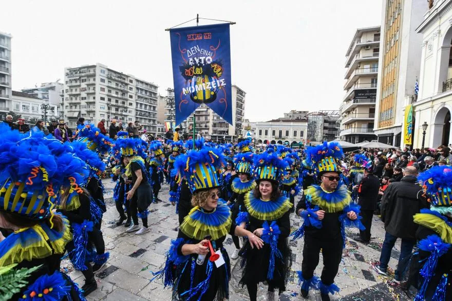 Κάηκε ο Βασιλιάς Καρνάβαλος στην Πάτρα - Βίντεο και φωτογραφίες από τη μεγάλη παρέλαση