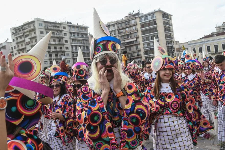 Κάηκε ο Βασιλιάς Καρνάβαλος στην Πάτρα - Βίντεο και φωτογραφίες από τη μεγάλη παρέλαση