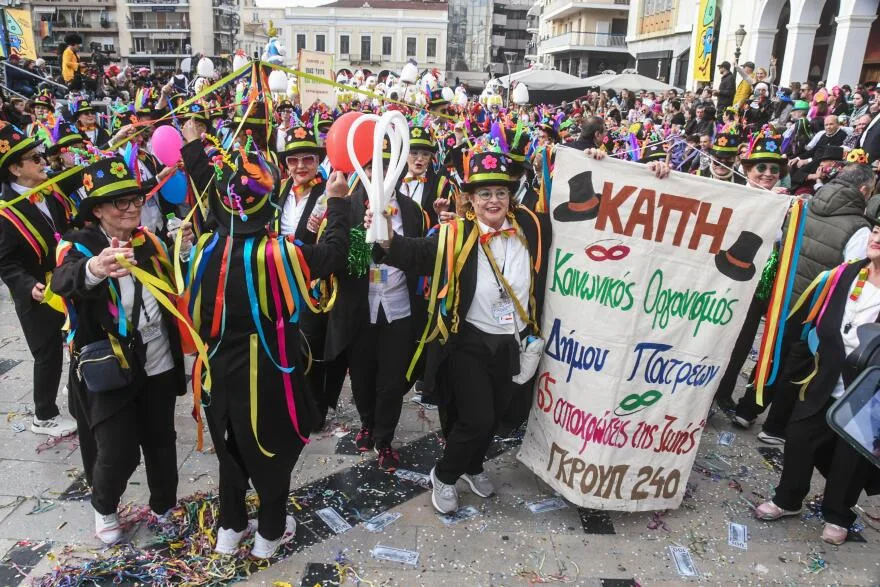 Κάηκε ο Βασιλιάς Καρνάβαλος στην Πάτρα - Βίντεο και φωτογραφίες από τη μεγάλη παρέλαση