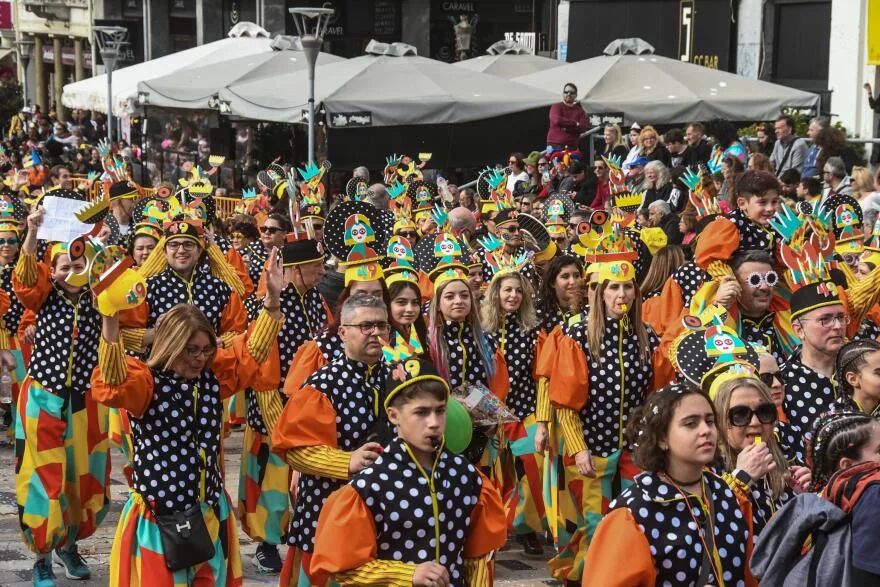 Κάηκε ο Βασιλιάς Καρνάβαλος στην Πάτρα - Βίντεο και φωτογραφίες από τη μεγάλη παρέλαση