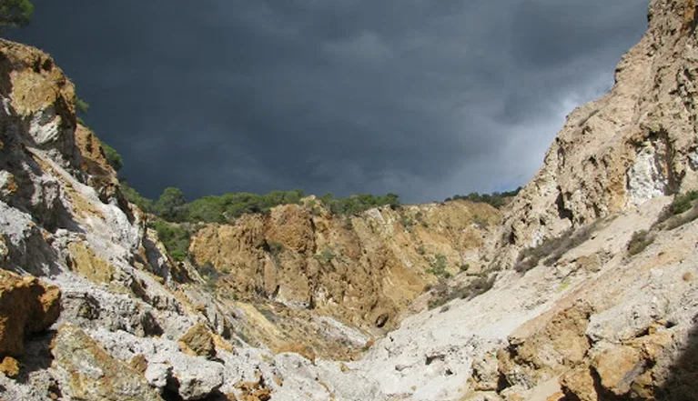 Αποτέλεσμα εικόνας για Το ηφαίστειο Σουσάκι στους Αγίους Θεοδώρους – Εξακολουθεί η μεταηφαιστειακή δράση
