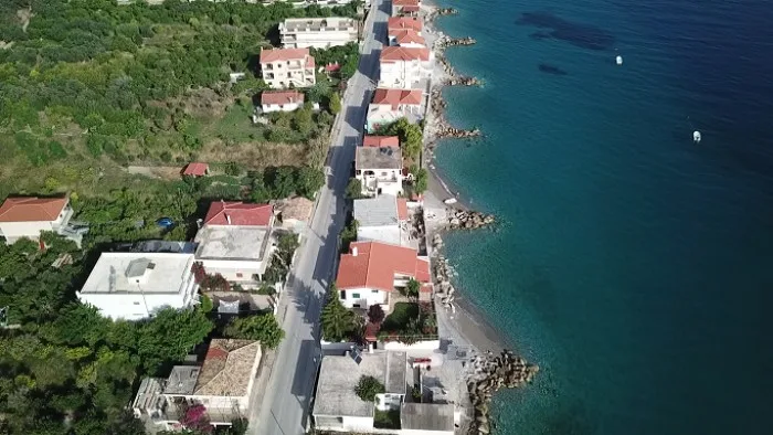 Το Μαϊάμι της Ελλάδος: Το Ελληνικό χωριό που κάθε σπίτι έχει τη δική του παραλία