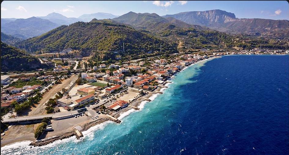 Δερβένι: Το “Μαϊάμι” της Πελοποννήσου – Eκεί που κάθε σπίτι έχει τη δική  του παραλία! (βίντεο) - ΤΟ ΒΗΜΑ ΤΗΣ ΒΟΧΑΣ