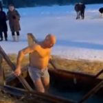 Ο θαρραλέος δήμαρχος Λουτρακίου, βούτηξε στα παγωμένα νερά στους -20 βαθμούς στη Σιβηρια (video)