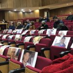 Δίκη για τη φωτιά στο Μάτι: Εικόνες των θυμάτων τοποθέτησαν οι συγγενείς στα καθίσματα του ακροατηρίου